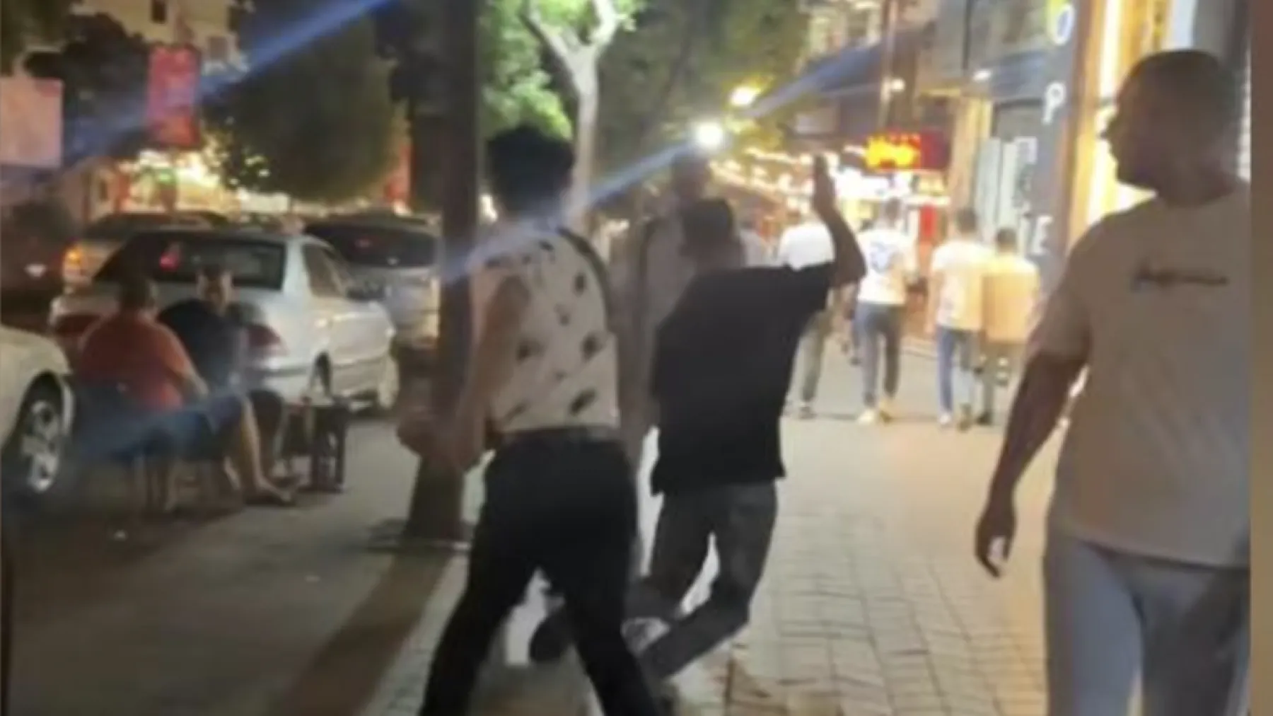 ما حقيقة مقطع فيديو هجوم "سائح آسيوي" على شاب في شوارع حمص؟