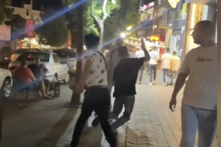 ما حقيقة مقطع فيديو هجوم "سائح آسيوي" على شاب في شوارع حمص؟