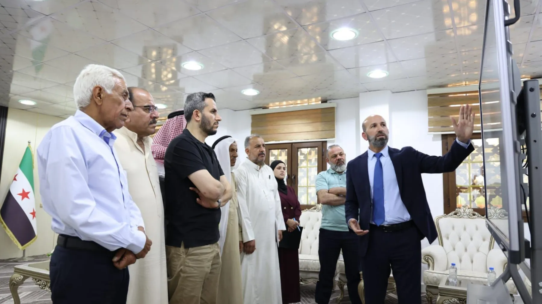 هل وصف محافظ الرقة المتظاهرين بفلول النظام السابق؟