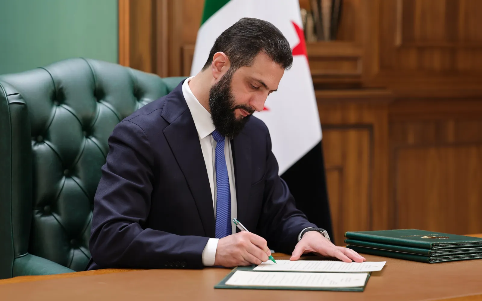 الرئيس أحمد الشرع يصدر مرسوماً بزيادة المعاشات التقاعدية بنسبة 30%