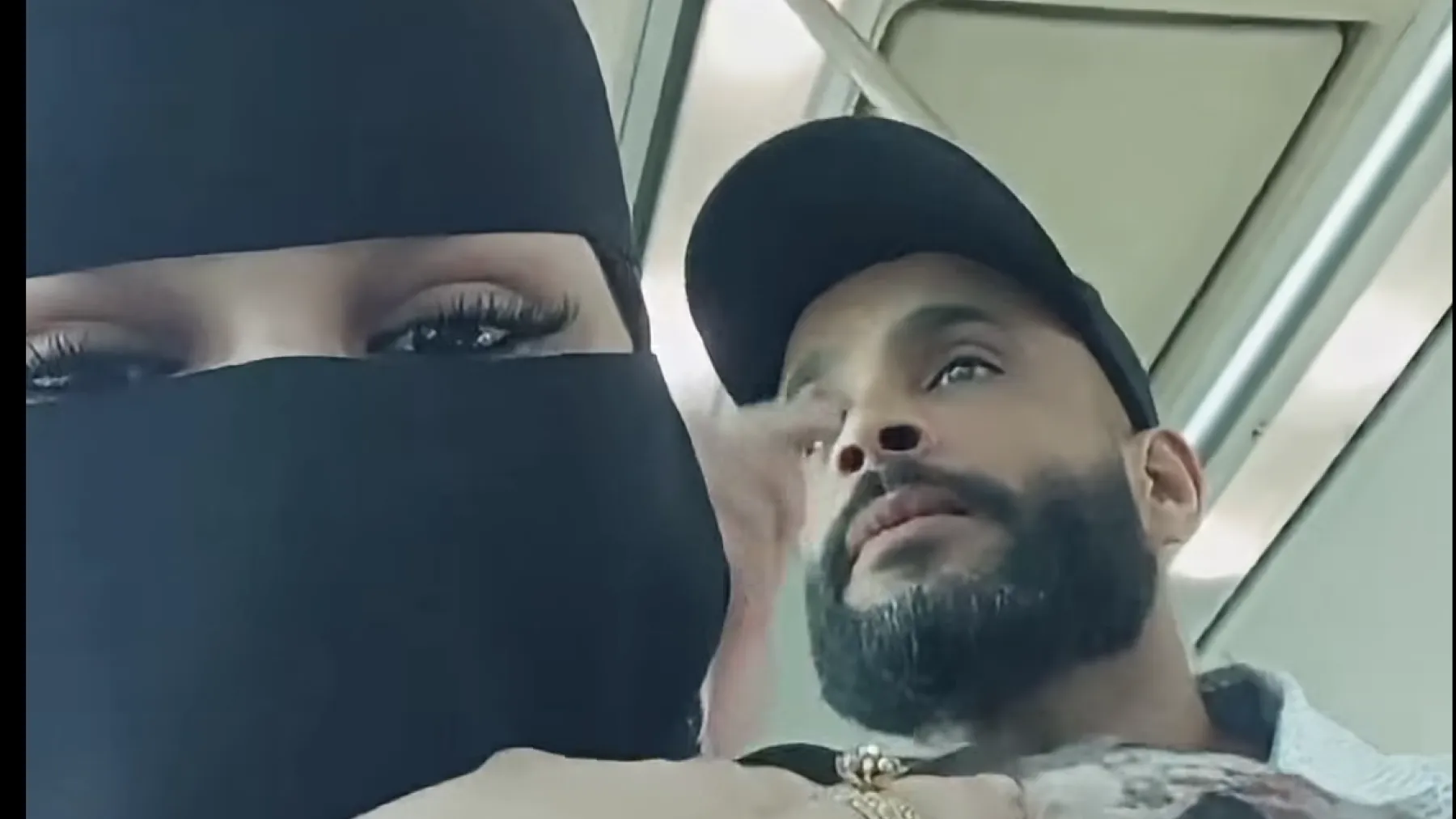 ما حقيقة فيديو تحرش عنصر من الأمن العام بفتاة منتقبة في حافلة عامة بإدلب؟