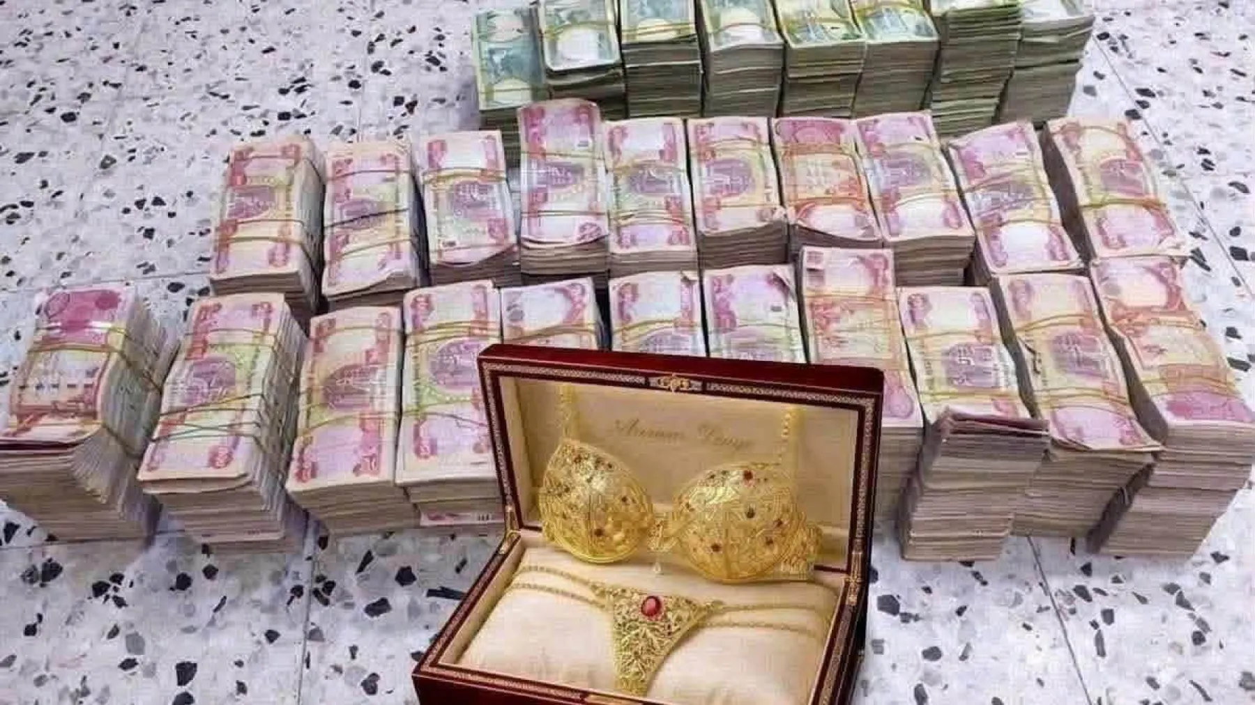 ما حقيقة العثور على ملابس داخلية ذهبية مرصعة بالأحجار ضمن مسروقات عالية النصيف؟