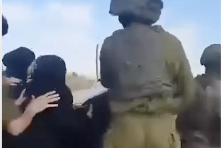 حقيقة فيديو اعتداء جنود إسرائيليين على مسن ونساء في محافظة درعا